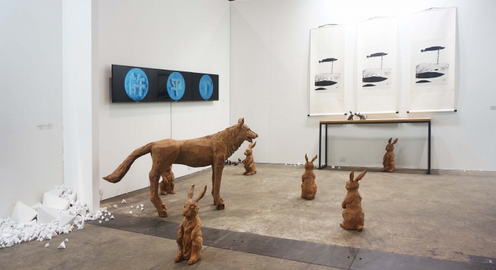 2014年千高原参加艺术登陆新加坡艺术,观众在陈秋林作品前
2014年千高原参加艺术登陆新加坡艺术,观众在陈秋林作品前
