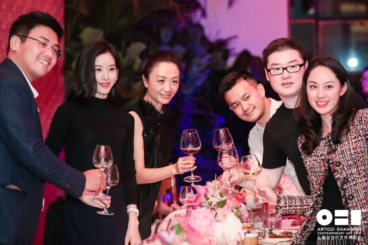 虽然是SVIP,ART021的现场人气爆棚。而在博览会能偶遇谁?已经成了ART021的一大看点
虽然是SVIP,ART021的现场人气爆棚。而在博览会能偶遇谁?已经成了ART021的一大看点