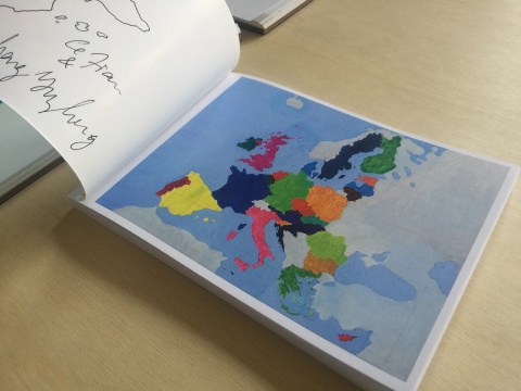 简策和她的丈夫程昱峥以接力的方式临摹了60幅欧盟政治地图

