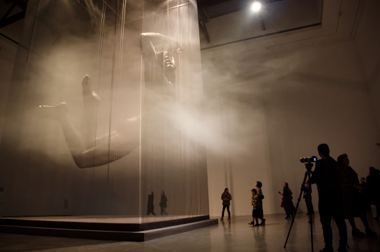 「天人之际·蔡志松艺术展」开幕式现场释放干冰雾
