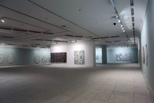 一号展厅展出岳敏君“迷宫”和“琐碎”系列
