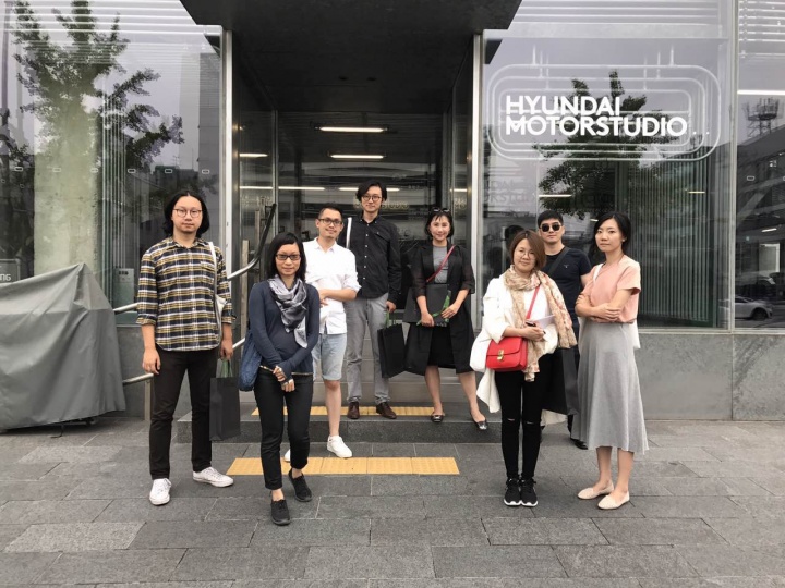 首届Hyundai Blue Prize年度艺术大奖决赛入围者与现代汽车工作人员一同探访韩国现代汽车文化中心（图片提供：现代汽车文化中心）
