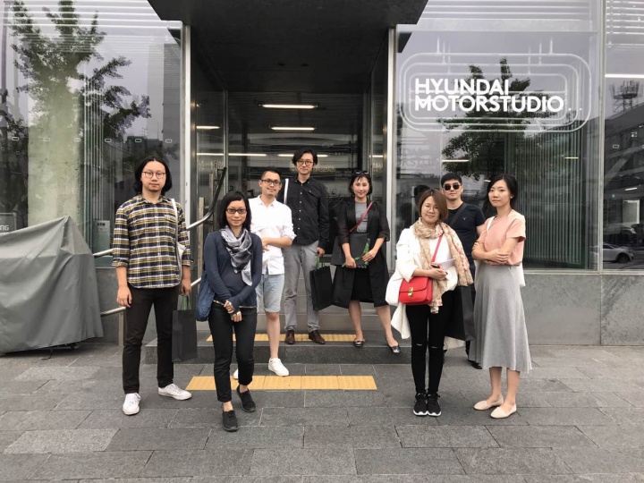 首届Hyundai Blue Prize年度艺术大奖决赛入围者与现代汽车工作人员一同探访韩国现代汽车文化中心(图片提供:现代汽车文化中心)
首届Hyundai Blue Prize年度艺术大奖决赛入围者与现代汽车工作人员一同探访韩国现代汽车文化中心(图片提供:现代汽车文化中心)
