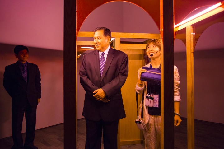 柳淳风在策划的“万象复观:本土艺术与泛亚洲文化之间的景观”现场,为泰国副总理导览(图片提供:柳淳风)
柳淳风在策划的“万象复观:本土艺术与泛亚洲文化之间的景观”现场,为泰国副总理导览(图片提供:柳淳风)