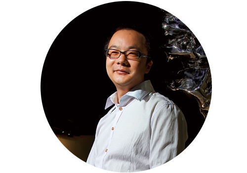 蓝庆伟 策展人,广汇美术馆副馆长
策展人是一个展览或机构运转的中枢系统,策展人的角色正在从策划出有学术质量的展览转向更好地通过展陈来呈现学术思想,也就是正在从单纯的研究型方案提出的学者转向完整思路呈现的综合能力者。
机构策展人需要对机构的诉求有着更加精准的了解,同时承担策展与典藏、研究、公教等之间串联关系。除此之外对国内外同类机构的研究与了解、对机构内藏品的同类型藏品分布状况等需要有清晰的了解。
蓝庆伟 策展人,广汇美术馆副馆长
策展人是一个展览或机构运转的中枢系统,策展人的角色正在从策划出有学术质量的展览转向更好地通过展陈来呈现学术思想,也就是正在从单纯的研究型方案提出的学者转向完整思路呈现的综合能力者。
机构策展人需要对机构的诉求有着更加精准的了解,同时承担策展与典藏、研究、公教等之间串联关系。除此之外对国内外同类机构的研究与了解、对机构内藏品的同类型藏品分布状况等需要有清晰的了解。
