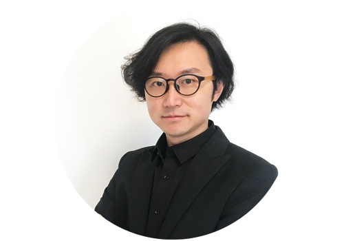 李杰 麓湖·A4美术馆策展人
策展人的角色很多元,面对不同的语境他的角色会有变化。例如对话者、写作者,导览员、谈判专家、管理者、空间设计师、工程监理等等……我认为策展人最重要的工作还是创造性地思考和连接,并且不要忽视注重艺术家、合作者与观众的重要性。如何寻找到自己的研究方向与问题意识,相对完整地实现自己的策展理念,不急于求成或者追求展览的形式化应该是策展人早期的首要工作。
李杰 麓湖·A4美术馆策展人
策展人的角色很多元,面对不同的语境他的角色会有变化。例如对话者、写作者,导览员、谈判专家、管理者、空间设计师、工程监理等等……我认为策展人最重要的工作还是创造性地思考和连接,并且不要忽视注重艺术家、合作者与观众的重要性。如何寻找到自己的研究方向与问题意识,相对完整地实现自己的策展理念,不急于求成或者追求展览的形式化应该是策展人早期的首要工作。