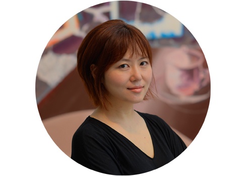 柳淳风 中国美术馆策展人
策展人是一个值得人尊重的职业,而且应该提供对行业甚至对整个文化发展有价值的思想。这是我希望获得的,也是对这个行业的诉求。一个优秀的策展人首先是管控资金的高手,同时也是解决突发情况的消防员,更是提出问题与批评的综合性角色。现在进入到这个行业的年轻人多了,至少能让更多人知道这个行业,对于美术馆体系的建构也是有好处的。大家都可以互为补充,年轻的朋友也可以提出更加实验性的策展方法论。当代艺术史还在书写,我们都更需要韬光养晦,对自己的学术判断和价值输出负责。
柳淳风 中国美术馆策展人
策展人是一个值得人尊重的职业,而且应该提供对行业甚至对整个文化发展有价值的思想。这是我希望获得的,也是对这个行业的诉求。一个优秀的策展人首先是管控资金的高手,同时也是解决突发情况的消防员,更是提出问题与批评的综合性角色。现在进入到这个行业的年轻人多了,至少能让更多人知道这个行业,对于美术馆体系的建构也是有好处的。大家都可以互为补充,年轻的朋友也可以提出更加实验性的策展方法论。当代艺术史还在书写,我们都更需要韬光养晦,对自己的学术判断和价值输出负责。