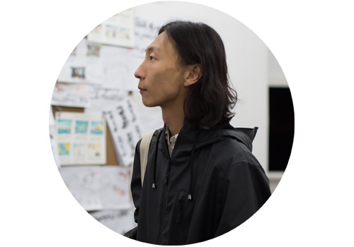 孙啟栋 上海民生现代美术馆策展人
我个人对于强策展还是持保留意见,我喜欢隐藏在艺术家背后工作,做他们的对话人、好朋友、助手,我喜欢像一个艺术家那样去思考和工作,但我没有作品,展览不是我的作品,是我的工作。我自己也是青年,进入这个行业还不到四年,希望大家都做好继续前行的准备。山本耀司有一句话,“我原本以为只是自己独行,却发现每个人都是独行。”只要上路就没有输家。
孙啟栋 上海民生现代美术馆策展人
我个人对于强策展还是持保留意见,我喜欢隐藏在艺术家背后工作,做他们的对话人、好朋友、助手,我喜欢像一个艺术家那样去思考和工作,但我没有作品,展览不是我的作品,是我的工作。我自己也是青年,进入这个行业还不到四年,希望大家都做好继续前行的准备。山本耀司有一句话,“我原本以为只是自己独行,却发现每个人都是独行。”只要上路就没有输家。