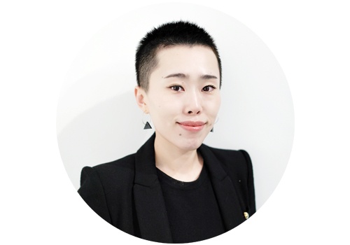 王慰慰 上海当代艺术馆策展人
作为中国的“策展人“,我们面临这个行业的巨大断层,从某种程度上讲,可以学习和跟随的前辈很少,可以合作的同侪也不多。整个社会、艺术发展的速度又很快,我们都要自己摸索。这也意味着我们都是泥菩萨过河,我其实没什么所谓经验可以拿来提建议的,唯一希望的,就是别把水搅混了。
王慰慰 上海当代艺术馆策展人
作为中国的“策展人“,我们面临这个行业的巨大断层,从某种程度上讲,可以学习和跟随的前辈很少,可以合作的同侪也不多。整个社会、艺术发展的速度又很快,我们都要自己摸索。这也意味着我们都是泥菩萨过河,我其实没什么所谓经验可以拿来提建议的,唯一希望的,就是别把水搅混了。