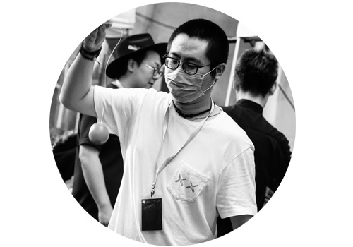 杨西 独立策展人,OCAT西安馆“西安角”项目策展人
我认为国内青年策展人的现状并不是太乐观,面临两个大的问题。一是经济压力,青年策展人尤其是独立策展人很难依靠策展费来养活自己,于是在做策展的同时也会写一些展评或是帮助机构做一些外围工作来贴补生活;二是策展的学术问题,即如何不坠入程式化的策展模式,如何有效的转化个人经验,而不是像很多青年写作者一样,压榨着自己仅有的生活,一开始可以做的很好,一旦到了某个瓶颈期就会变得极其无力。
杨西 独立策展人,OCAT西安馆“西安角”项目策展人
我认为国内青年策展人的现状并不是太乐观,面临两个大的问题。一是经济压力,青年策展人尤其是独立策展人很难依靠策展费来养活自己,于是在做策展的同时也会写一些展评或是帮助机构做一些外围工作来贴补生活;二是策展的学术问题,即如何不坠入程式化的策展模式,如何有效的转化个人经验,而不是像很多青年写作者一样,压榨着自己仅有的生活,一开始可以做的很好,一旦到了某个瓶颈期就会变得极其无力。