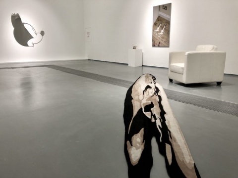 前景处的地毯名为《死亡的必然》,它源自荷尔拜因名作《大使们》画面中的那个骷髅形象
前景处的地毯名为《死亡的必然》,它源自荷尔拜因名作《大使们》画面中的那个骷髅形象