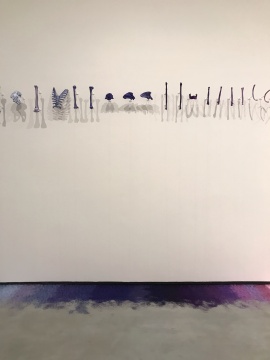 林天苗《都一样》15m 彩色真丝线、树脂骨骼、金属挂件 2011
