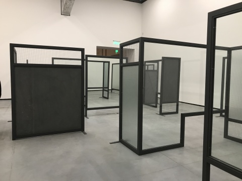 安德烈·小松《自动装置》 尺寸可变 玻璃，镜面，钢架，钢丝网，水泥板，夹丝玻璃 2017
