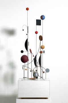 亚伯拉罕·帕拉特尼克《运动的物体》 120×40×40cm 木材、福米加塑料贴面、金属、丙烯、磁铁和引擎 1966/2005
