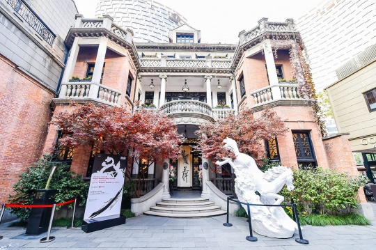 香港艺术家马兴文于上海石库门，用“龙凤呈现”再释新天地品牌文化