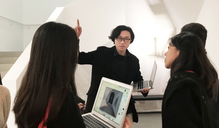 李杰和A4的小伙伴们、艺术家一起沟通展览事宜
李杰和A4的小伙伴们、艺术家一起沟通展览事宜