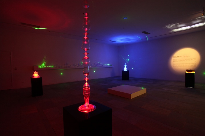 “2012青年艺术家实验季第一回展”现场,细胞小组(董勋、山羊) 《日常奇迹》 装置 尺寸可变 2012
“2012青年艺术家实验季第一回展”现场,细胞小组(董勋、山羊) 《日常奇迹》 装置 尺寸可变 2012