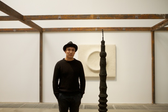 艺术家于海及其作品
艺术家于海及其作品