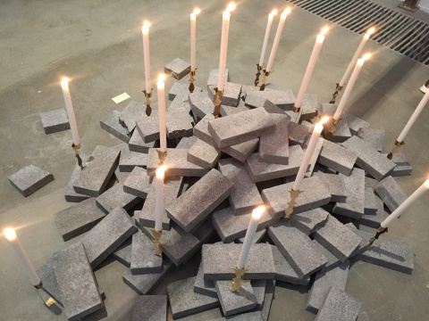 时翀&钟敏《废墟烛台No.1》 90x60x8cm(尺寸可变)黄铜,砖头 2017
时翀&钟敏《废墟烛台No.1》 90x60x8cm(尺寸可变)黄铜,砖头 2017