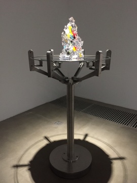李静《五色石》150x80x80cm 吹制玻璃、不锈钢、平板玻璃 2017
李静《五色石》150x80x80cm 吹制玻璃、不锈钢、平板玻璃 2017