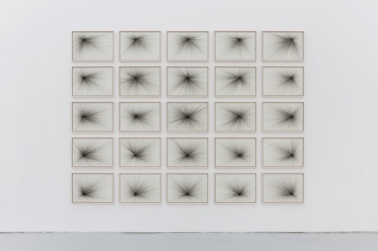 《负光矩阵》41.5×59 cm×25 纸上颜料墨 2017
《负光矩阵》41.5×59 cm×25 纸上颜料墨 2017