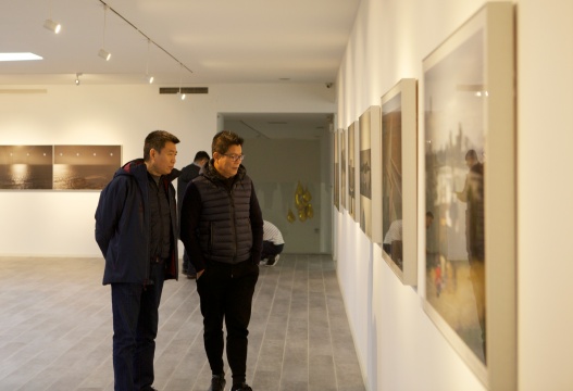 嘉宾现场观展 嘉宾现场观展