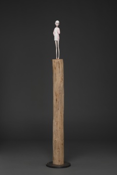 《小桃》 160×25×25cm 纸黏土&榆木 2017
《小桃》 160×25×25cm 纸黏土&榆木 2017
