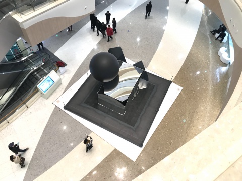 刘韡《迷局-ε》600 x 600 x 480cm 钢、镜子、铝合金 2014-2017
刘韡《迷局-ε》600 x 600 x 480cm 钢、镜子、铝合金 2014-2017