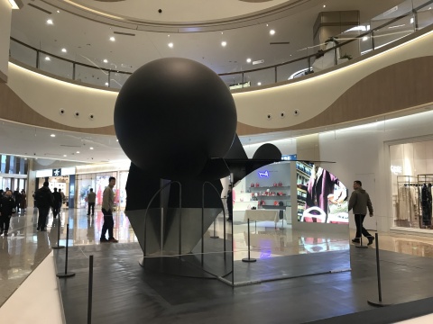 刘韡《迷局-ε》600 x 600 x 480cm 钢、镜子、铝合金 2014-2017
刘韡《迷局-ε》600 x 600 x 480cm 钢、镜子、铝合金 2014-2017