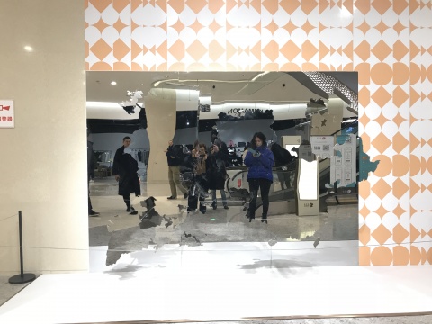 秦思源(英)《天旋地转》300 x 50 x 220 cm 不锈钢、电机马达、木质结构 2017
秦思源(英)《天旋地转》300 x 50 x 220 cm 不锈钢、电机马达、木质结构 2017