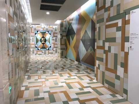 梁曼琪《空间绘画—扑克》 尺寸可变 布面油画、墙面丙烯、艺术级瓷砖 2017
梁曼琪《空间绘画—扑克》 尺寸可变 布面油画、墙面丙烯、艺术级瓷砖 2017