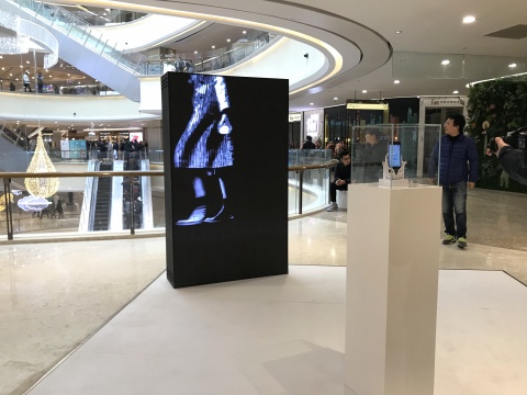 李燎《以彼之道》 尺寸可变 视频、LED显示屏、三维旋转混匀器、手机 2017
李燎《以彼之道》 尺寸可变 视频、LED显示屏、三维旋转混匀器、手机 2017