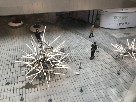 石青《飞逝如电》尺寸可变 永久自行车、不锈钢零件、LED灯管 2017
石青《飞逝如电》尺寸可变 永久自行车、不锈钢零件、LED灯管 2017