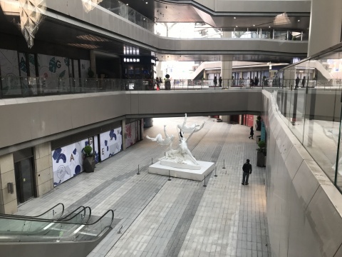 徐震 《永生——被丘比特之吻唤醒的普赛克(天使之吻),欧特律阿戴斯》475 x 210 x 410 cm 矿物基复合材料、矿物颜料、不锈钢、大理石 2017 没顶公司出品
徐震 《永生——被丘比特之吻唤醒的普赛克(天使之吻),欧特律阿戴斯》475 x 210 x 410 cm 矿物基复合材料、矿物颜料、不锈钢、大理石 2017 没顶公司出品