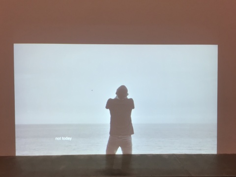 乔瓦尼·欧祖拉 《时间全无》 7分54秒 2017


作品是乔瓦尼·欧祖拉为纪念一种来自加那利群岛的古老语言而作。这种语言由吹口哨生成，主要是为了声音能在Gomera岛上能够穿过深 深的峡谷来远距离沟通。 

