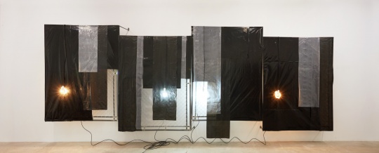 安德烈·小松 《幽灵#7》 220×600×28cm 铁、清漆、镀锌板、塑料帆布、胶、电线、霓虹灯 2017
