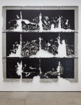 安德烈·小松 《解构现实》 300×300cm 钢丝网、钢、螺丝、水基漆、水泥面清漆 2017
