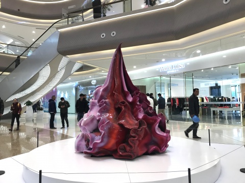 徐震 《天下》230 x 230 x 260 cm 铝、喷漆 2017 没顶公司出品
徐震 《天下》230 x 230 x 260 cm 铝、喷漆 2017 没顶公司出品