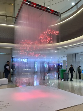 周啸虎 《沙之书》200 x 200 x 450 cm 光导纤维、LED灯、钢架、铝板 2017
周啸虎 《沙之书》200 x 200 x 450 cm 光导纤维、LED灯、钢架、铝板 2017