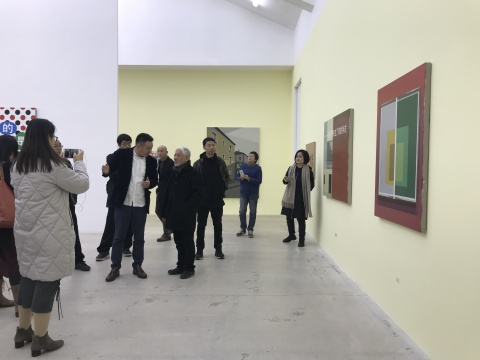 策展人崔灿灿在展览现场导览
策展人崔灿灿在展览现场导览