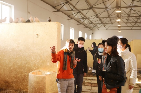 艺术家李怒(左一)在为观众介绍展览
艺术家李怒(左一)在为观众介绍展览