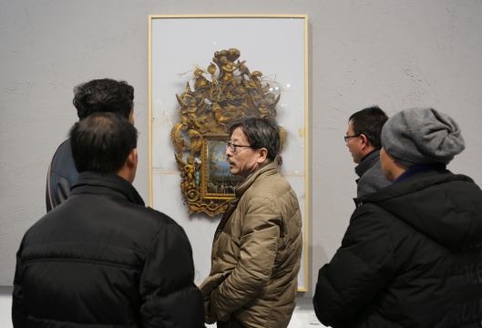 观众对冷军的超写实绘画技巧产生了浓厚兴趣
观众对冷军的超写实绘画技巧产生了浓厚兴趣
