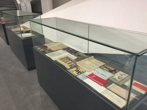 玻璃柜中的艺术刊物记载了湖北自上世纪80年代以来的当代艺术发展轨迹
玻璃柜中的艺术刊物记载了湖北自上世纪80年代以来的当代艺术发展轨迹