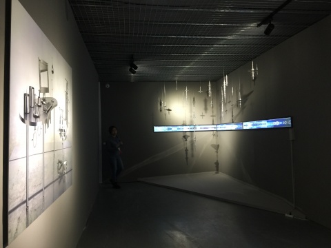史金淞的装置作品《垂直的密码》
史金淞的装置作品《垂直的密码》