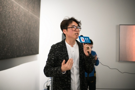 奥永美学艺术总监赖骏杰在展览现场,田卫作品前做导览
奥永美学艺术总监赖骏杰在展览现场,田卫作品前做导览