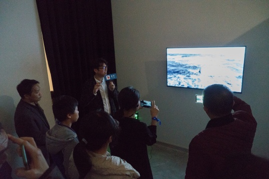 策展人、奥永美学艺术总监赖骏杰在“水·时间寓所”导览现场
策展人、奥永美学艺术总监赖骏杰在“水·时间寓所”导览现场