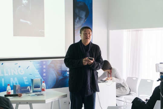 艺术家田卫在开幕式现场介绍作品
艺术家田卫在开幕式现场介绍作品