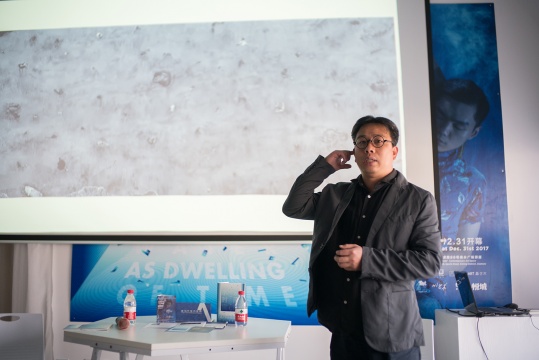 艺术家汤南南在开幕式现场介绍作品
艺术家汤南南在开幕式现场介绍作品