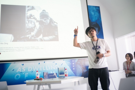 艺术家吴鼎在开幕式现场介绍作品
艺术家吴鼎在开幕式现场介绍作品