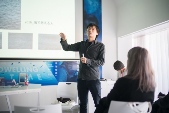 艺术家潘逸舟在开幕式现场介绍作品
艺术家潘逸舟在开幕式现场介绍作品